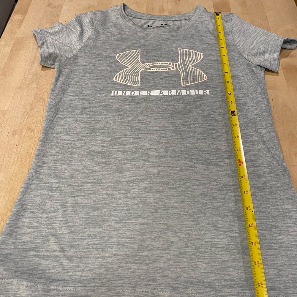 Under Armour Heatgear size XS. Heather grey, white lettering & peach logo {154}